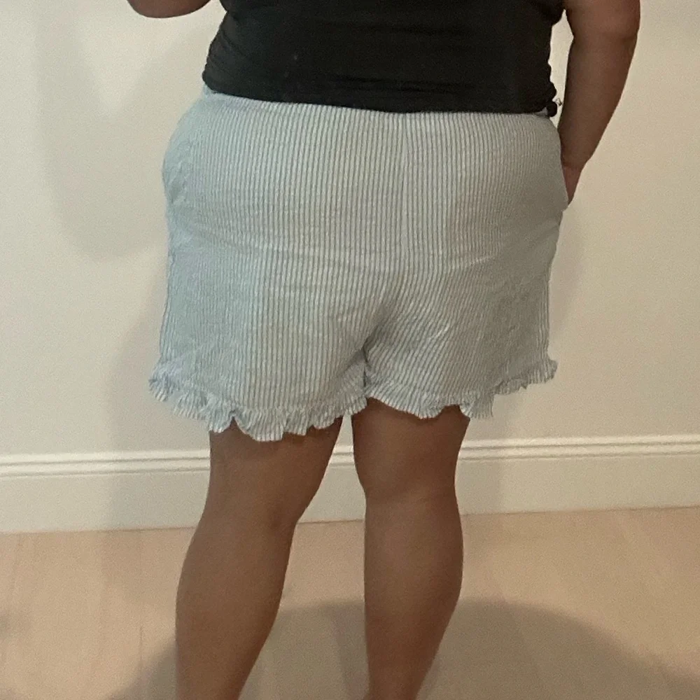 And now this Seersucker blue and white stripe ruffle trim shorts - Picture 5 of 6